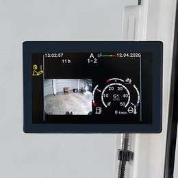 Übersichtliches 7-Zoll-Terminal (956).
Das farbige 7-Zoll-Terminal des TORION 956 SINUS ist höhenverstellbar und informiert Sie über alle wichtigen Parameter. Betriebsrelevante Maschinendaten sind rasch ablesbar und einstellbar. Das Bild der Heckkamera ist integriert. - TORION SINUS